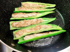 煎至定型后，翻面继续煎制，最后煎至熟即可出锅