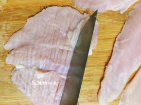 将鸡胸肉展开在砧板上面，用刀背或是擀面杖拍松，拍松的目的是让鸡肉的口感更好，更易入味