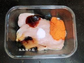 将鸡胸肉放入料理盒中，加入生抽，蚝油，新奥尔良粉再加入少许清水把新奥尔良粉化开，还有少许盐，盐不需要太多，抓拌均匀腌制