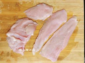 先把鸡胸肉从中间一分为二，切片出来，有厚的部分也可以再切片