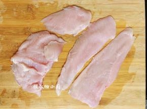 先把鸡胸肉从中间一分为二，切片出来，有厚的部分也可以再切片