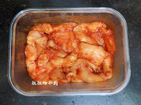 抓拌均匀之后或密封好放进冰箱冷藏腌制隔夜这样更入味，也节省了不少时间，如果时间不充足腌制1小时以上