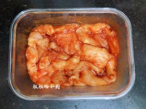 抓拌均匀之后或密封好放进冰箱冷藏腌制隔夜这样更入味，也节省了不少时间，如果时间不充足腌制1小时以上