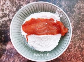 腌制好的鸡胸肉先在玉米淀粉盘中将两面均匀的裹上玉米淀粉