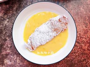 再把裹好玉米淀粉的鸡胸肉放入蛋液中充分的包裹上鸡蛋液