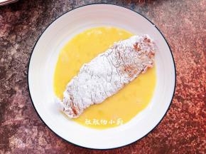 再把裹好玉米淀粉的鸡胸肉放入蛋液中充分的包裹上鸡蛋液