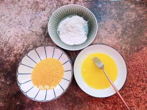 接下来准备三个盘子，分别放上生粉，面包糠还有鸡蛋液 事先预热烤箱，上下火190度10分钟