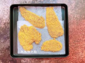 依次把鸡胸肉包裹好，摆在烤盘中