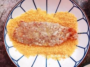 接着把鸡胸肉两面都裹上面包糠，包裹的时时候，稍微压一下，这样面包糠才不容易散落