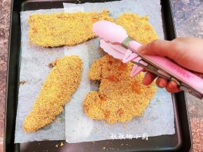 20分钟后拿出来，把鸡胸肉翻个面，接着再烤10分即可