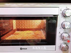 送入烤箱上下火调至170度20分
