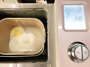 其它所有的材料都投进面包机启动和面功能先选择10分钟