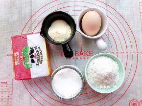 揉面期间，可把椰蓉先做好备用，以下是做椰蓉的材料