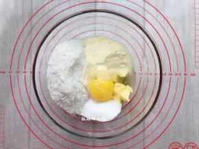 把所有材料都装在料理碗中