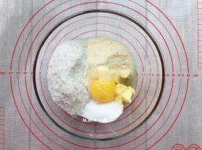把所有材料都装在料理碗中