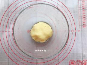戴上一次手套把馅料都混合在一起，团圆备用