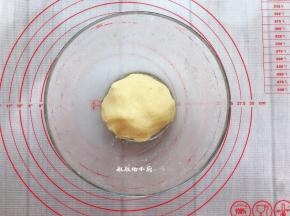 戴上一次手套把馅料都混合在一起，团圆备用