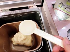 揉了10分钟，这时检查一下面团的状态，揉至初步扩展，破洞边缘有明显的锯齿形状，这时候可以加椰子油了，接着继续启动揉面功能，开始揉面