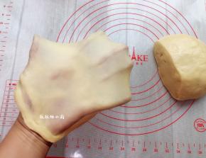 然后看一下状，揉成光滑的面团，揉至完成扩展，可拉出薄而有韧性的手套膜