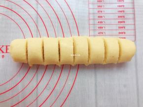 把椰蓉搓成长条，切成8等分