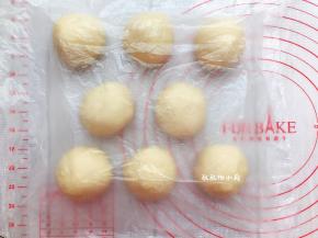 把面团分成8等份，滚圆后盖上保鲜膜以防表皮风干，松弛10分钟