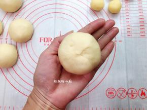 用虎口位置将面包收口，然后捏紧