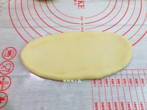 将松弛好的馅料面团擀成椭圆形