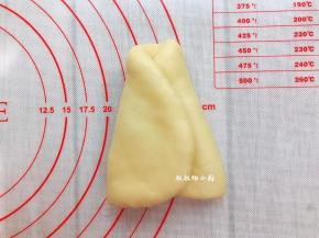 先把一边翻过来，把一头的面向中间折，然后再用另一边折过去包住