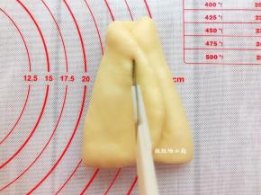 用抹了油的小刀在当中切一刀