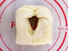 注意千万别切断两头，用尖的一头穿过切口