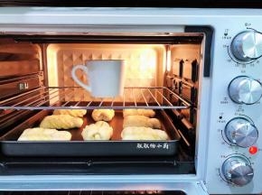 放进烤箱内发酵至两倍大（最佳发酵环境温度为36－38度，湿度为85%）