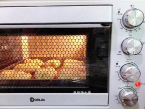 发酵好的面胚送进预热好的烤箱，上火150度下火160度，烘烤15分钟，顶部上色要及时盖锡纸，（每家烤箱温度不同，请按自家烤箱脾气调整时间与温度），出炉后立刻取出放晾晒网上，还有余温时密封保存