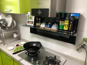 锅里倒入适量食用油，油烧到6成热。我是第一次做这道菜，可以把IPAD放在我家新买的布克新一代拦截式油烟机的置物台上边看食谱边做，真心方便，又不用担心iPad被油烟污染