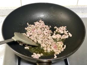 锅里倒入适量的油，倒入肉末，大火炒干肉末的水份，转小火将肉末炒香
