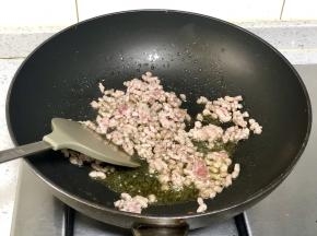 锅里倒入适量的油，倒入肉末，大火炒干肉末的水份，转小火将肉末炒香