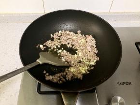 肉末炒香后倒入蒜末一起煸炒；
