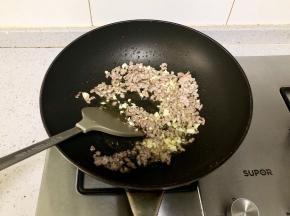 肉末炒香后倒入蒜末一起煸炒；
