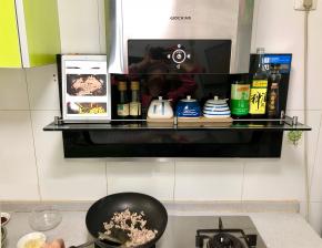 蒜末炒香后，倒入豆瓣酱、打湿了的辣椒节和花椒籽，炒出酱的香气，辣椒的辣味、花椒的麻味。这一步油烟比较多，布克新一代油烟机，拦截式的设计，进风口前倾，正对锅具，吸烟效果达到最好，不用再拦心油烟扑脸哦！