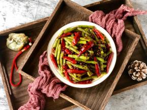 炒好啦，装盘！超级下饭哦～