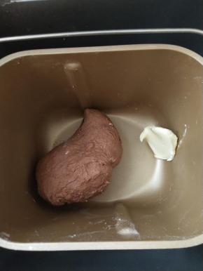 3、揉到能拉出厚的膜，加入黄油继续揉。