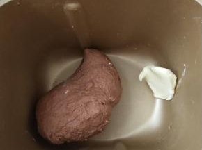 3、揉到能拉出厚的膜，加入黄油继续揉。