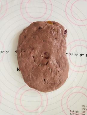 6、分割成2份，光滑面冲下，拍成长方形。