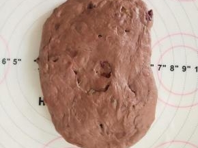 6、分割成2份，光滑面冲下，拍成长方形。