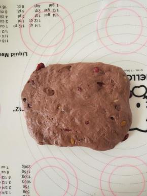 10、取松弛好的面团，光滑面冲下，拍成长方形，