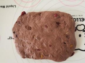 10、取松弛好的面团，光滑面冲下，拍成长方形，