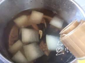 倒入芝麻油