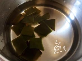 锅中倒入清水，放入海带块