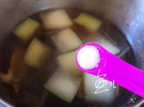 放盐调味，熄火