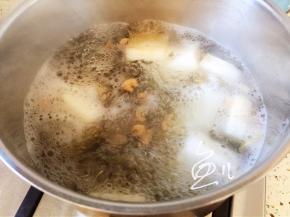 大火煮沸后，中火煮5分钟左右