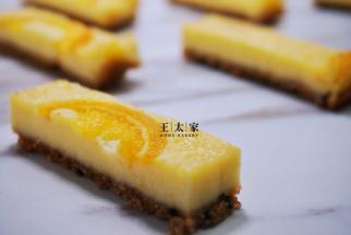 从冰箱拿出来切好～开吃～答应我，切一刀，擦干净刀再切第二刀，好吗？